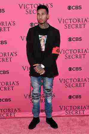 Χμμμ ο Tyga εμφανίστηκε με σκισμένο τζιν και μπλούζα του Tupac, αλλά του πήγαινε δεν θα τον προτιμούσα με ροζ κοστούμι πάντως…