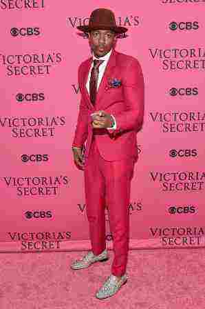 Nick Cannon φαινόταν εξαιρετικά κομψός σε ένα ροζ κοστούμι και με ασημένια παπούτσια . 