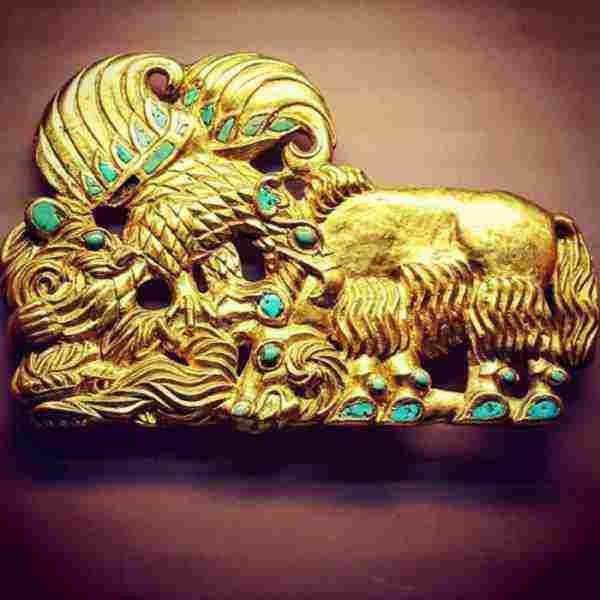 Χρυσή πόρπη ζώνης με τιρκουάζ που παριστά ζώα που αλληλοσπαράσσονται. 3ος-4ος αιώνας π.Χ.. Από τη Σιβηρική συλλογή